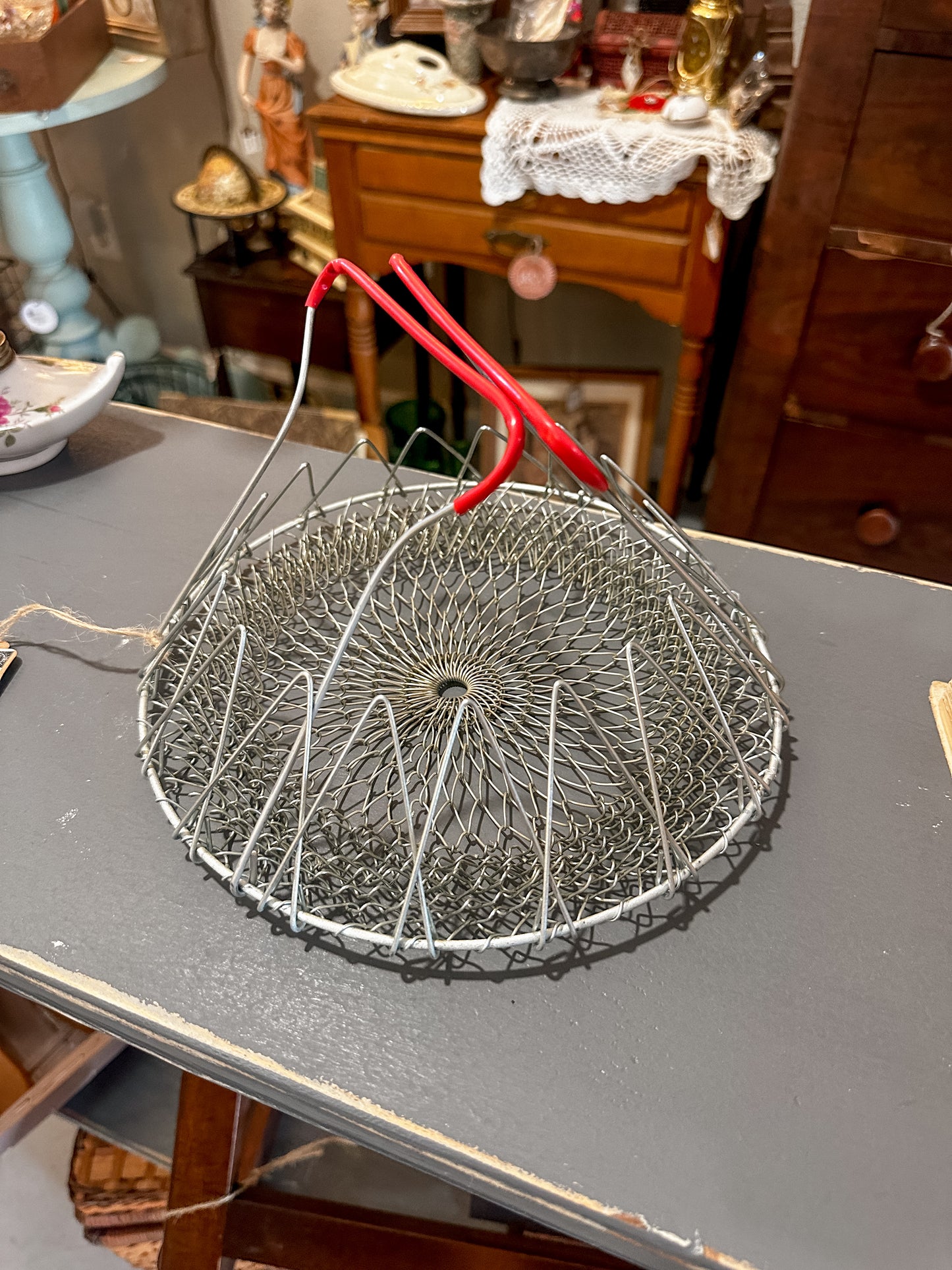 Vintage Metal Wire Collapsible Egg Basket in perfect condition