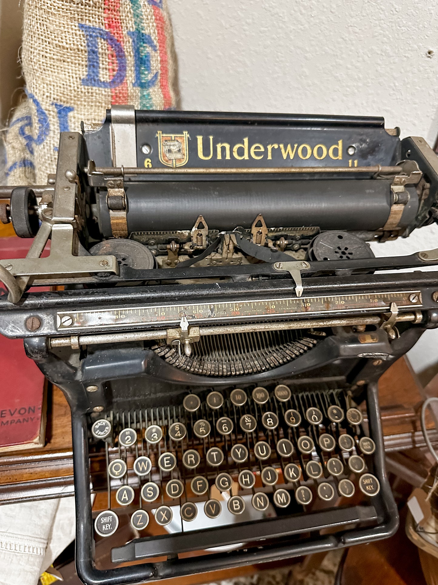 1930’s Underwood Typewriter Beautiful Condition! w/original dust cover and typewriting book!